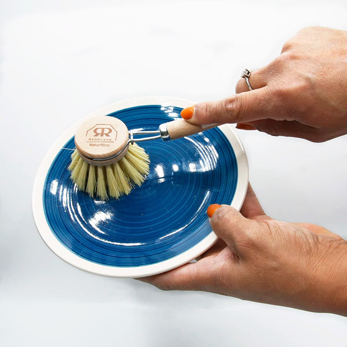 Cepillo para platos con cerdas de memoria rígidas - Mango de madera natural  - Cepillos de limpieza - Fuller Brush Company